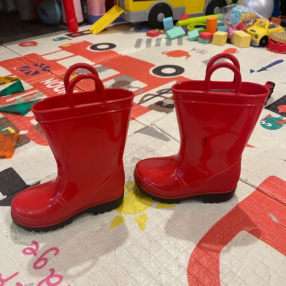 Red toddler rain boots - Picture 2 of 5